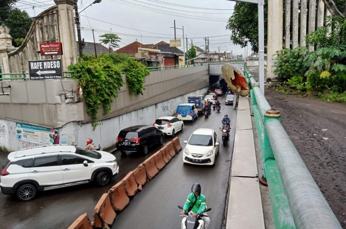 Kondisi jalan macet banyak kendaraan berhenti dititik tengah kerusakan underpass. Mac-Lesindo